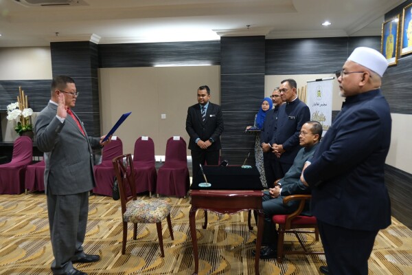 MAJLIS PENGAKUAN MENERIMA JAWATAN YANG DIPERTUA MAJLIS DAERAH HULU TERENGGANU